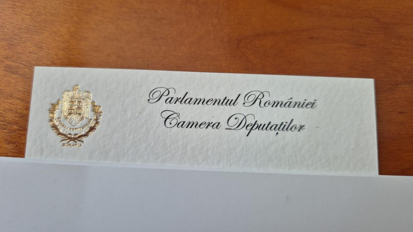 Un deputat a aflat șocat că la Parlament cărțile de vizită sunt făcute cu foiță de aur. „Se decontează pe protocol”