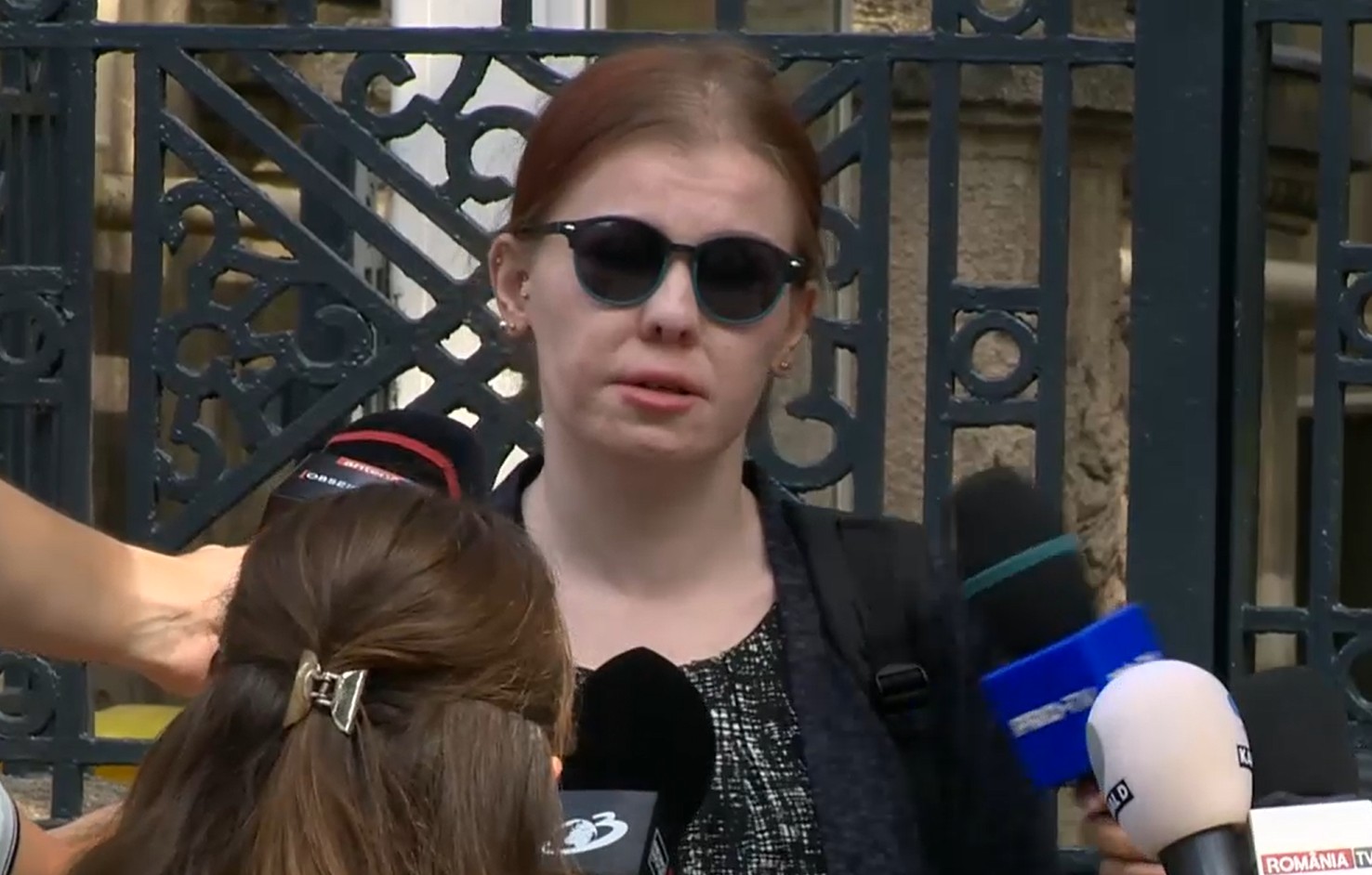 Prima declarație a femeii prinse cu 6 cuțite la intrarea în Parlament: Erau obiecte vechi, din perioada sovietică. Le aveam în portfard