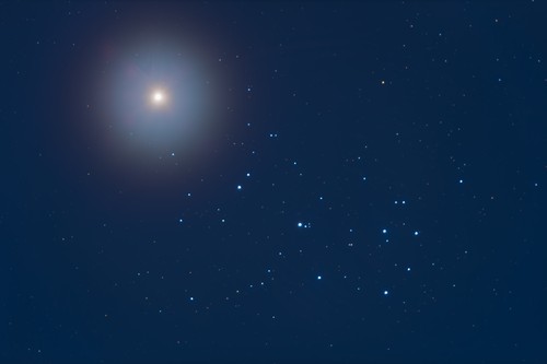 Fenomen spectaculos pe cer în această noapte: Luna străbate zona în care se află Pleiadele. La ce oră poate fi admirat