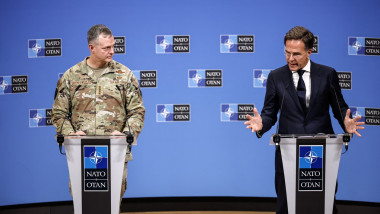 Mark Rutte și generalul Alexus Grynkewich, în conferința de presă. Foto: Profimedia