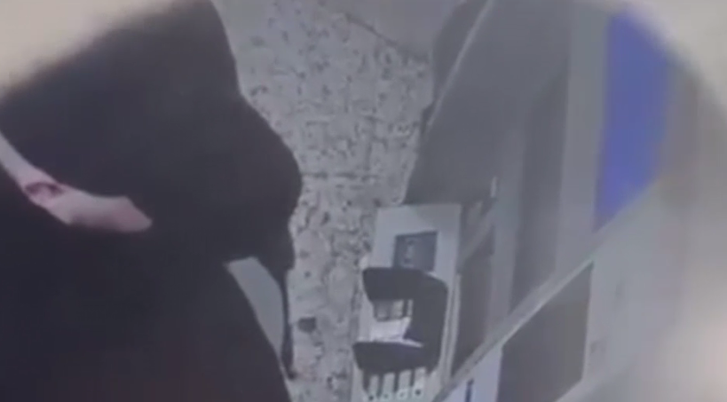 Trei bărbați și o femeie, trimiși în judecată după ce au torturat un bărbat pentru a-i afla PIN-ul cardului. Victima a murit la spital