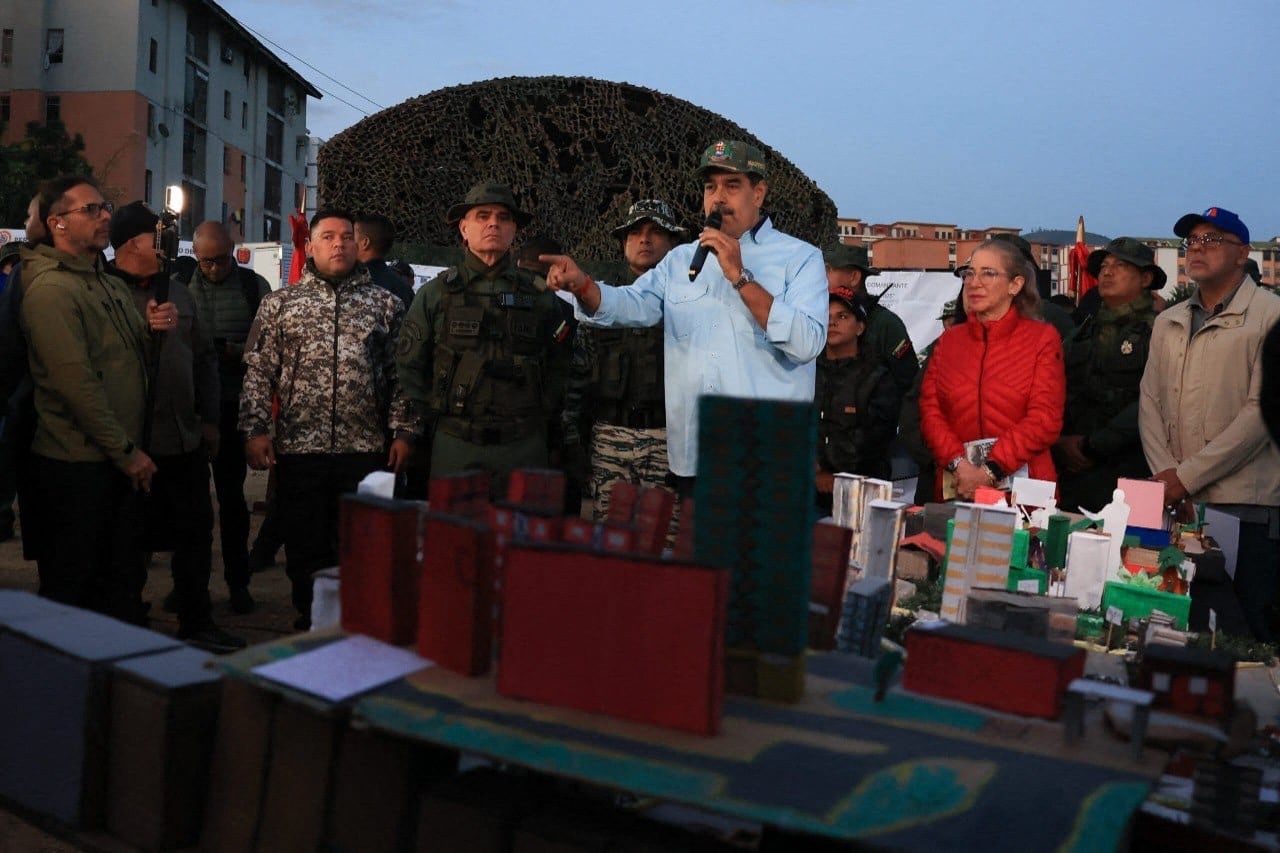 Nicolás Maduro cheamă populaţia Venezuelei în cazărmi pentru a învăţa să tragă cu arma