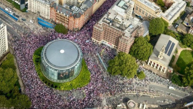 oameni la o manifestatie din londra