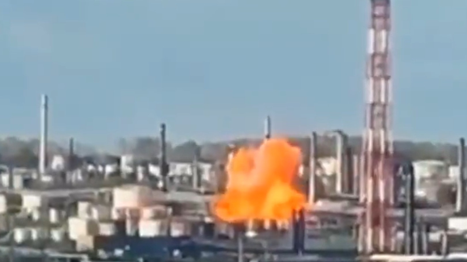 Ucraina a atacat cu drone una dintre cele mai mari rafinării de petrol din Rusia: un incendiu a izbucnit în instalație