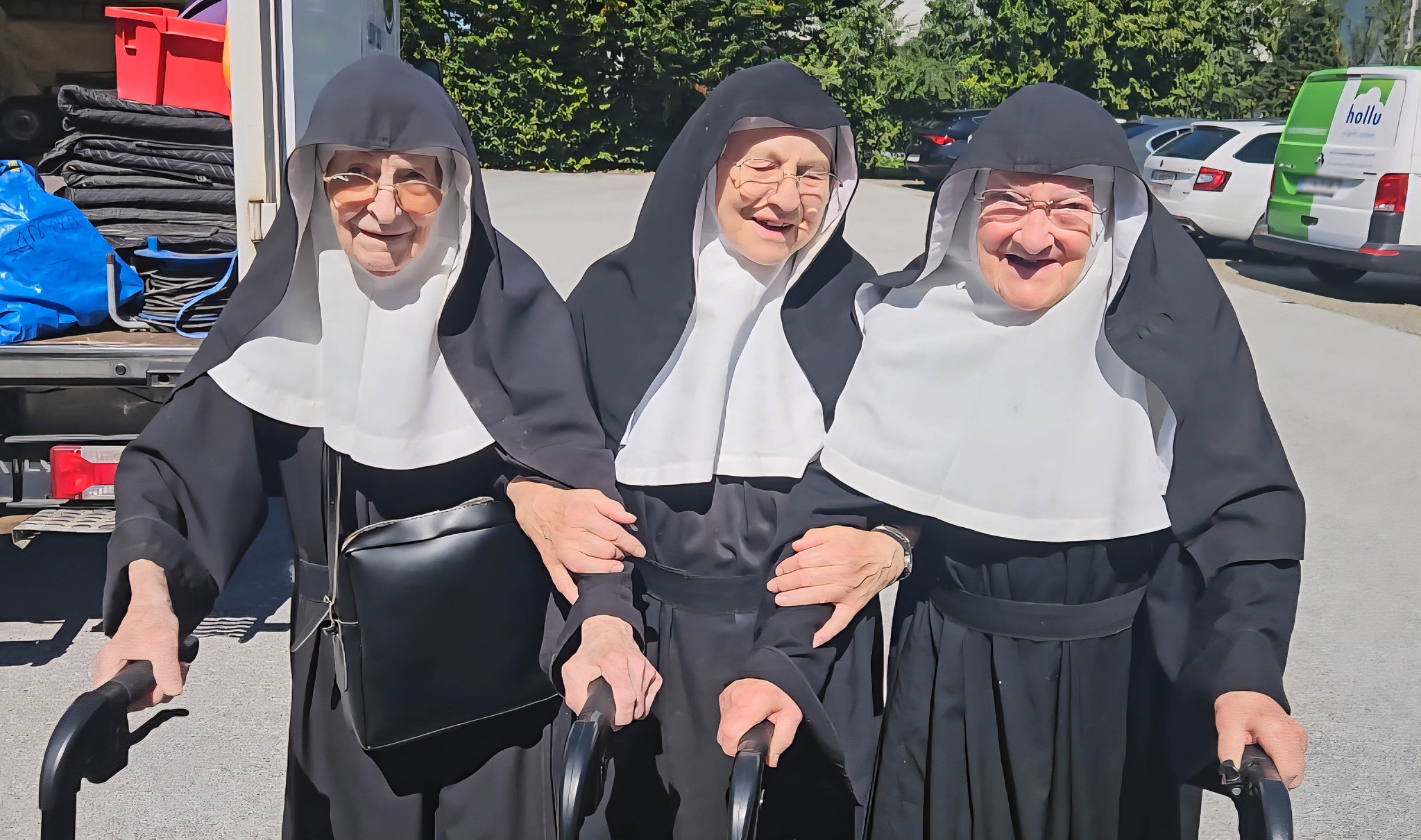 „Mai bine mor pe o pajiște decât în azil”: trei călugărițe de peste 80 de ani s-au întors la mănăstirea lor din Alpi