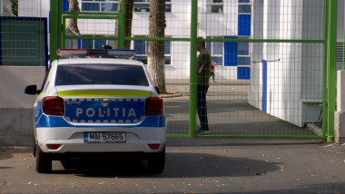 mașină de poliție ăn fața unei școli