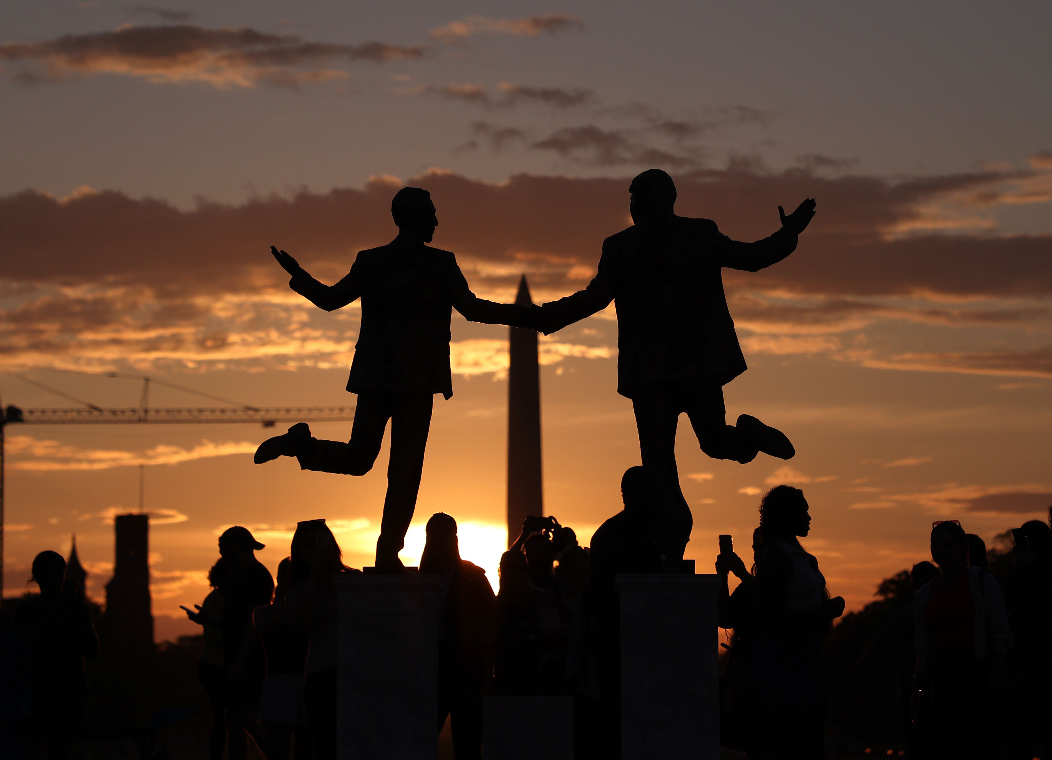 O nouă statuie apărută în Washington DC celebrează „legătura de lungă durată” dintre Donald Trump și Jeffrey Epstein