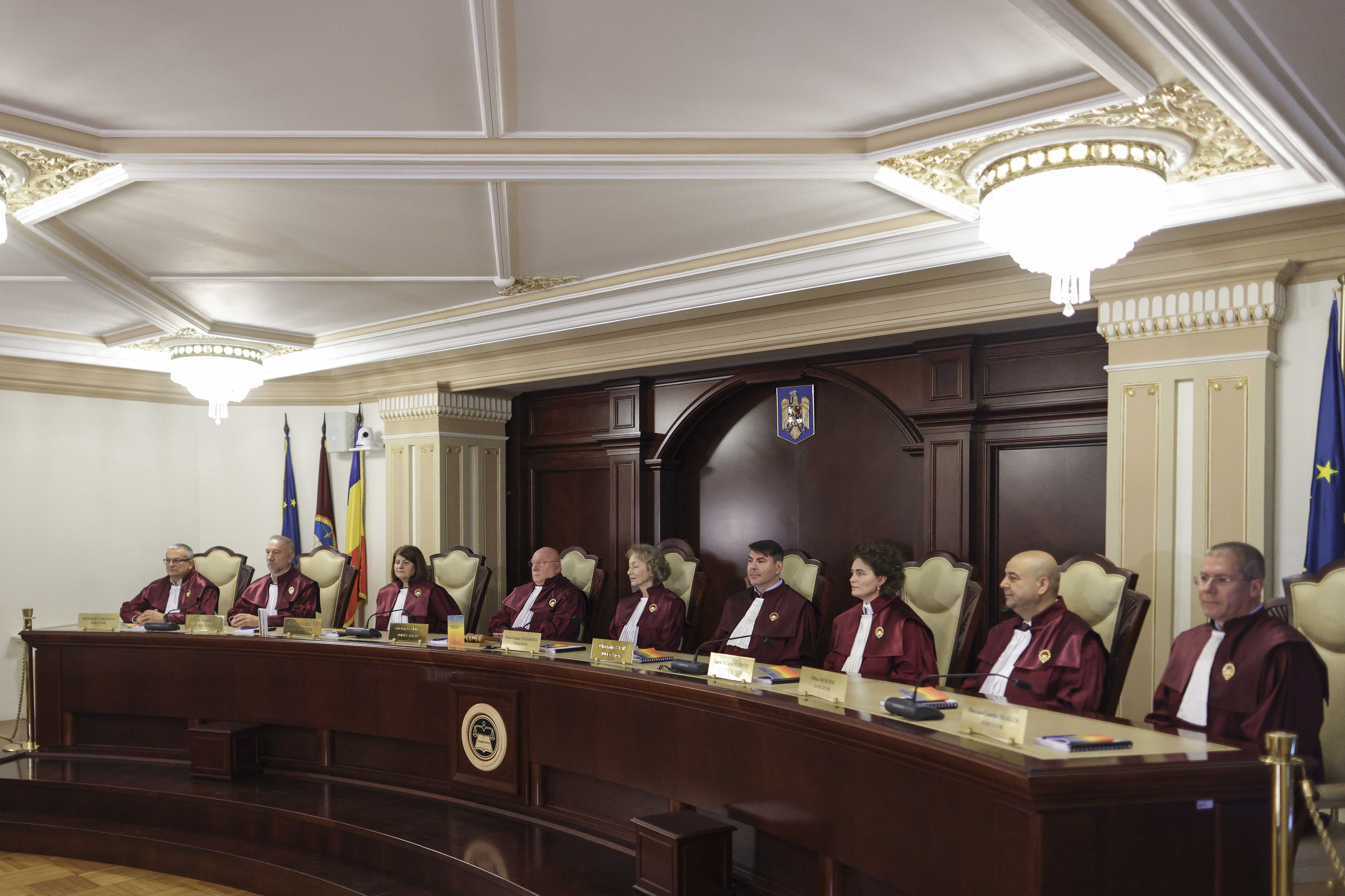Fără compensații la final de mandat pentru judecătorii Curții Constituționale: Senatul a votat abrogarea prevederii