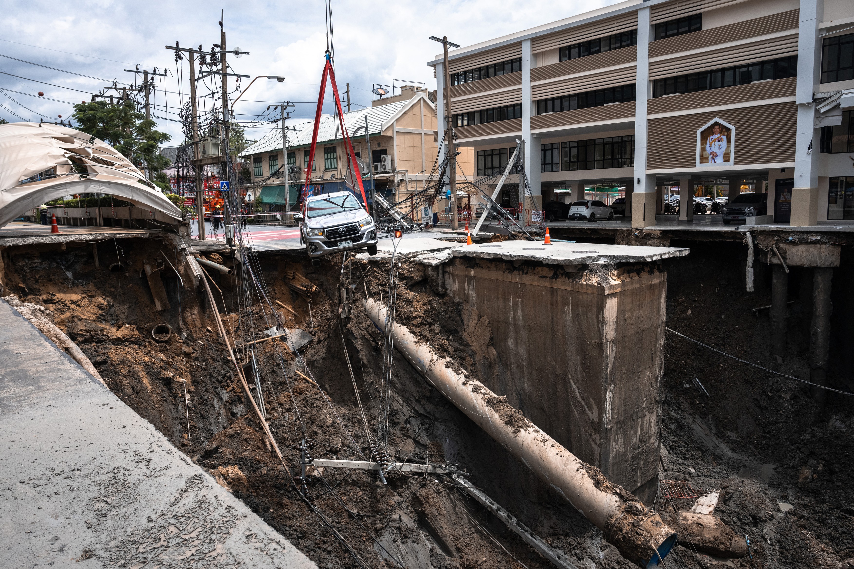 Momentul în care o groapă uriașă înghite o porțiune a unei străzi din Bangkok