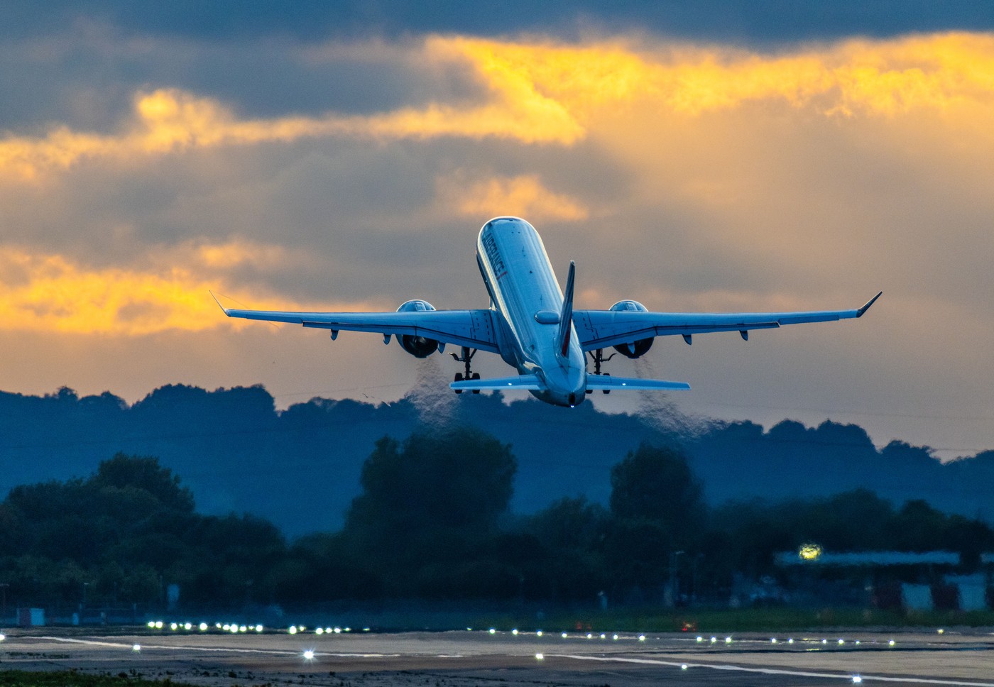 Zeci de infractori condamnați în Anglia, expulzați în România cu bani pe card. Ministrul britanic Mahmood: „Nu dă bine”