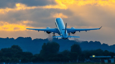 avion care decoleaza