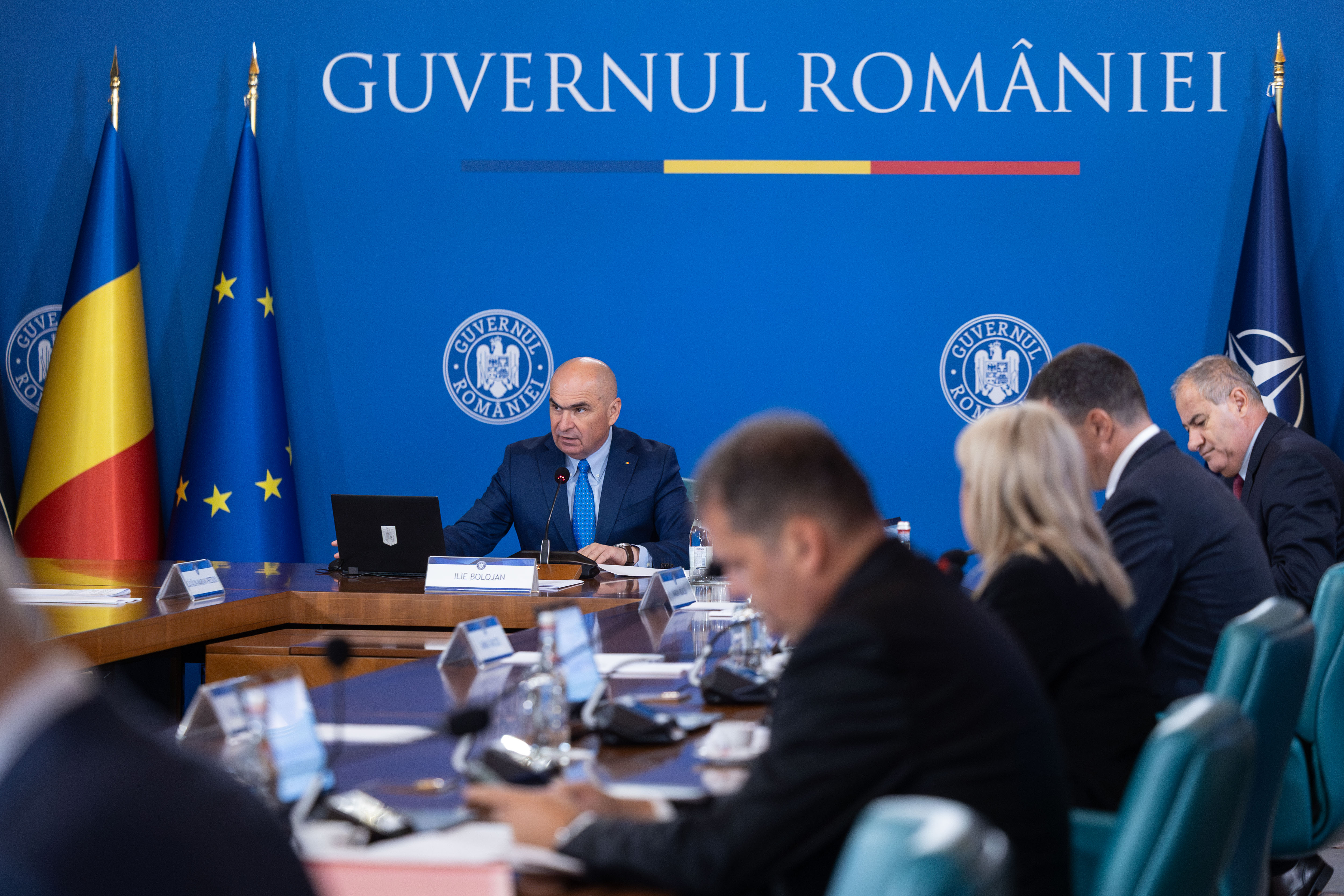 Guvernul discută miercuri creșterea salariului minim pentru 2026. BNS: „Înghețarea ar adânci sărăcia și ar încălca legea europeană”