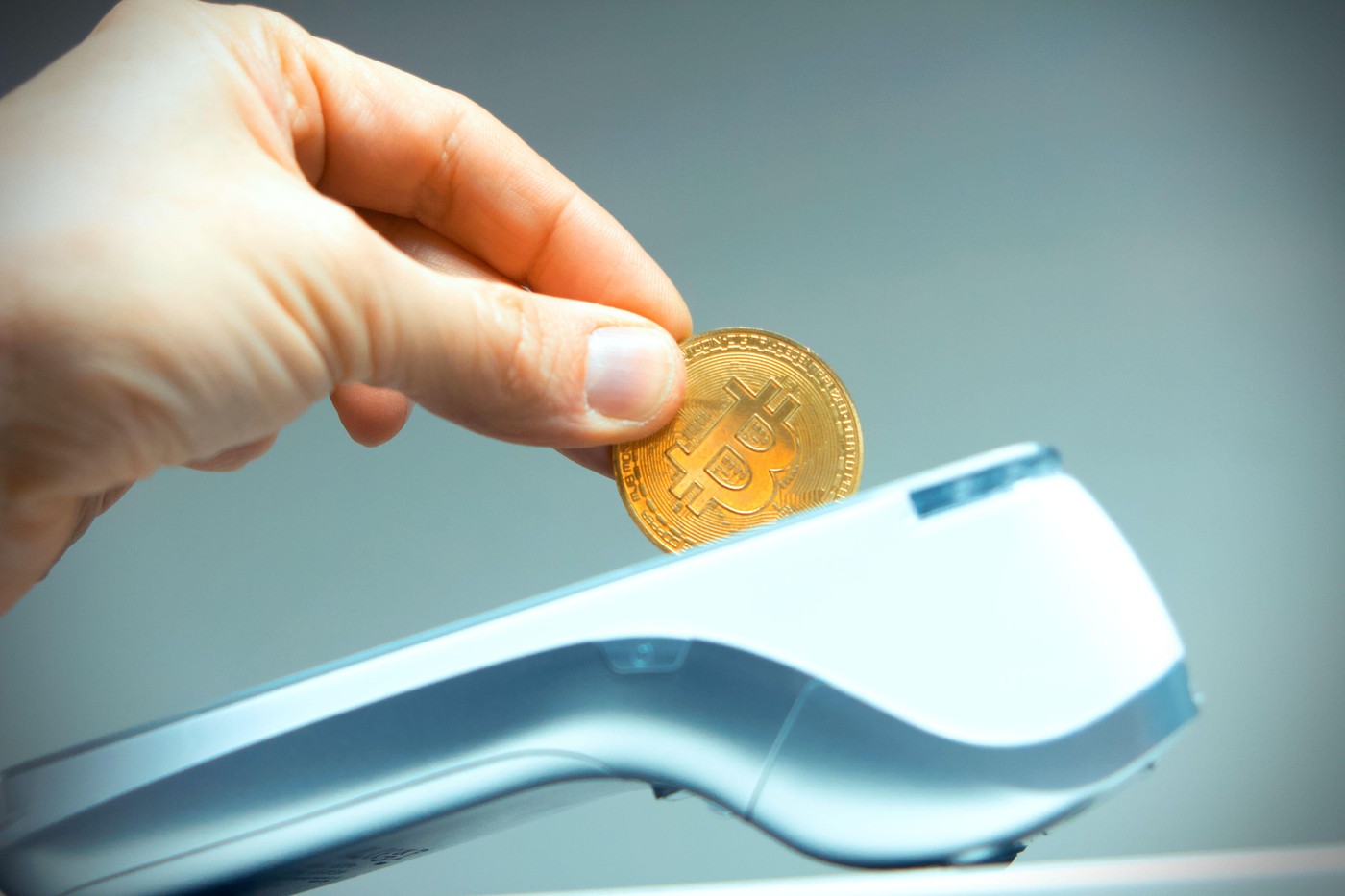 Pașapoarte plătite cu bitcoin: Țările unde crypto-milionarii investesc în „vize de aur”