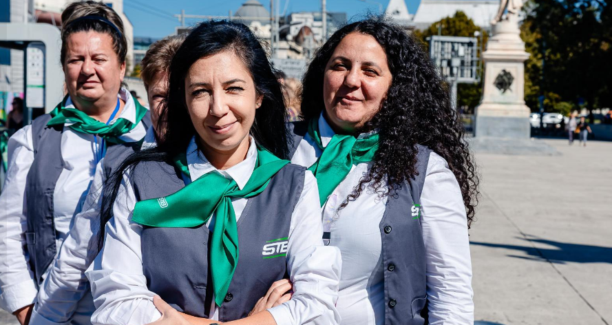 Uniforme noi pentru controlorii STB. Bujduveanu, primarul interimar al Capitalei: „De ce? Pentru că meritaţi un transport civilizat”