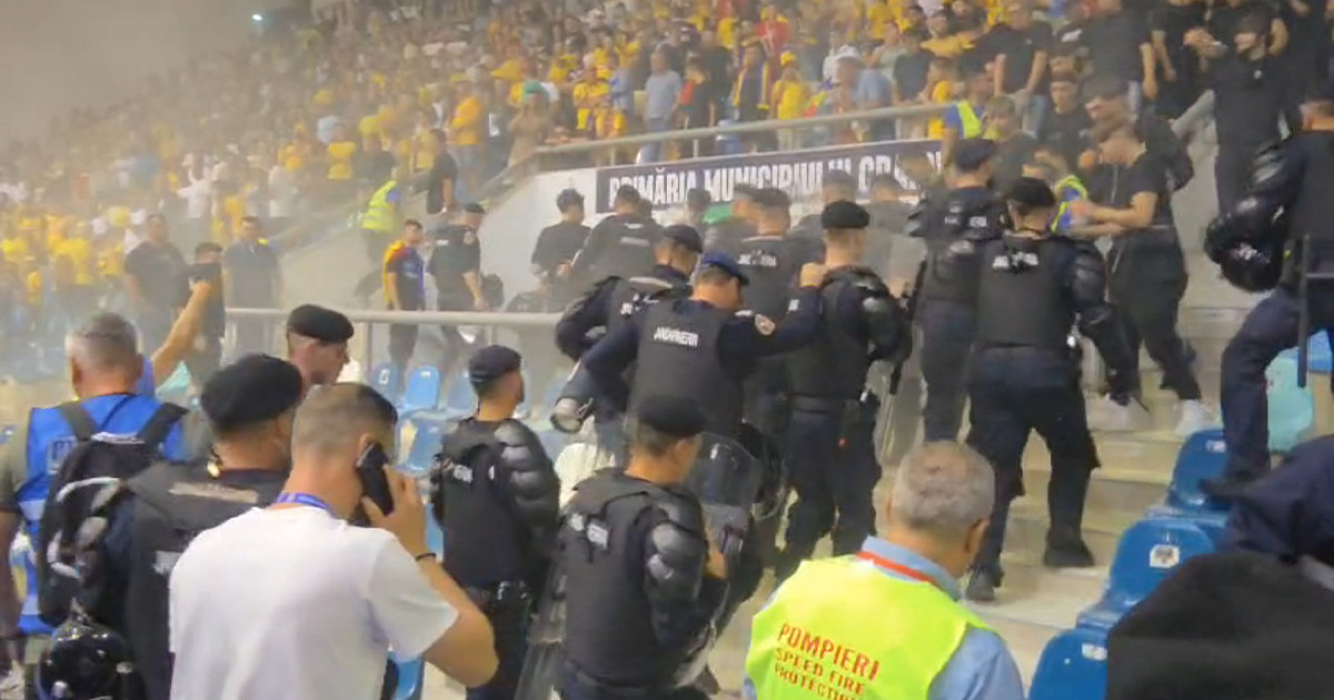 Scandal la un meci de futsal România – Ungaria de la Craiova. Suporterii s-au bătut cu jandarmii și au aruncat fumigene pe teren