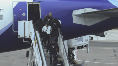 PLAHOTNIUC_AEROPORT_042_INQUAM_Photos_Miruna_Turbatu