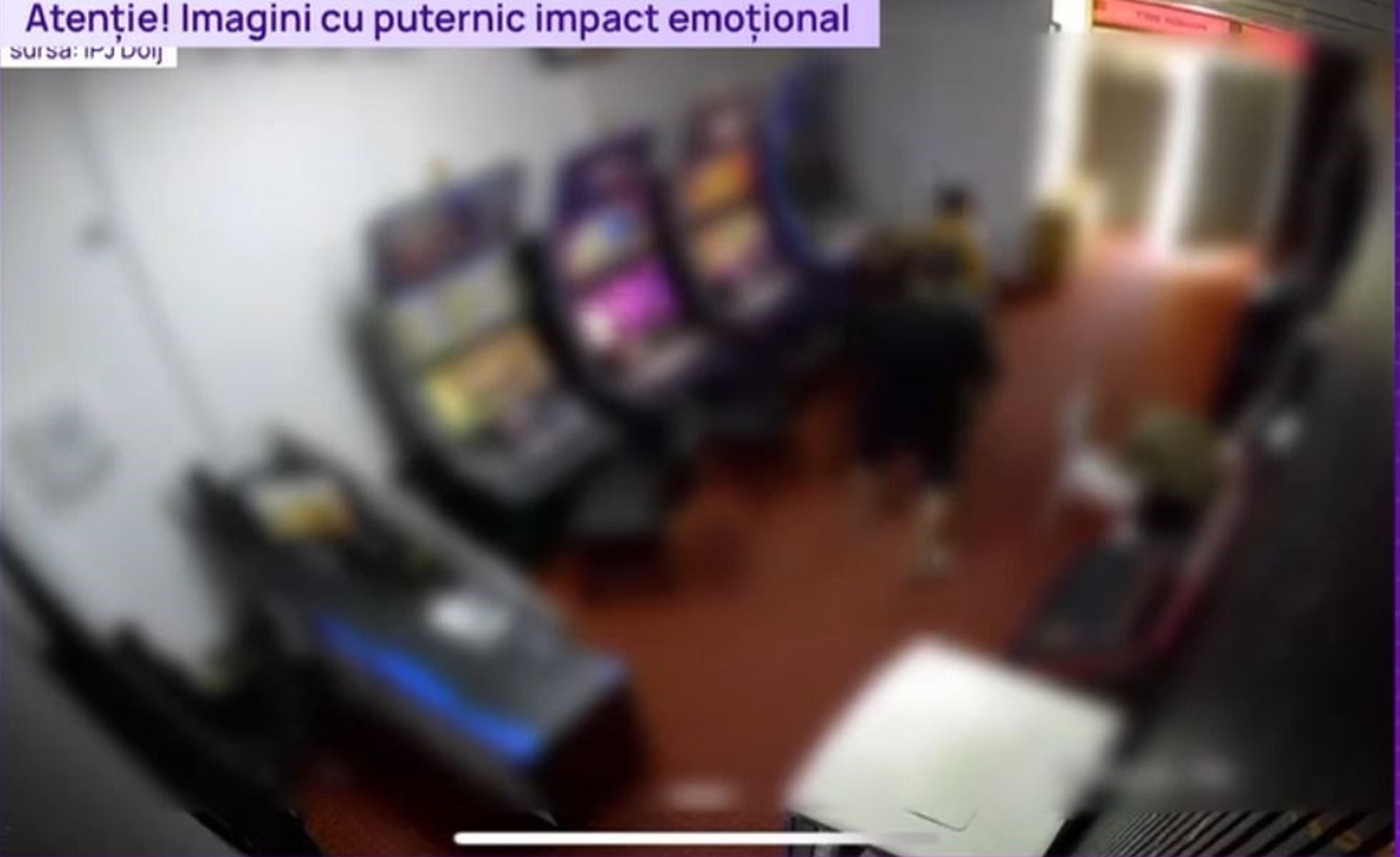 A distrus cu toporul aparatele dintr-o sală de jocuri din Craiova, supărat că a pierdut banii. Momentul a fost surprins de camere