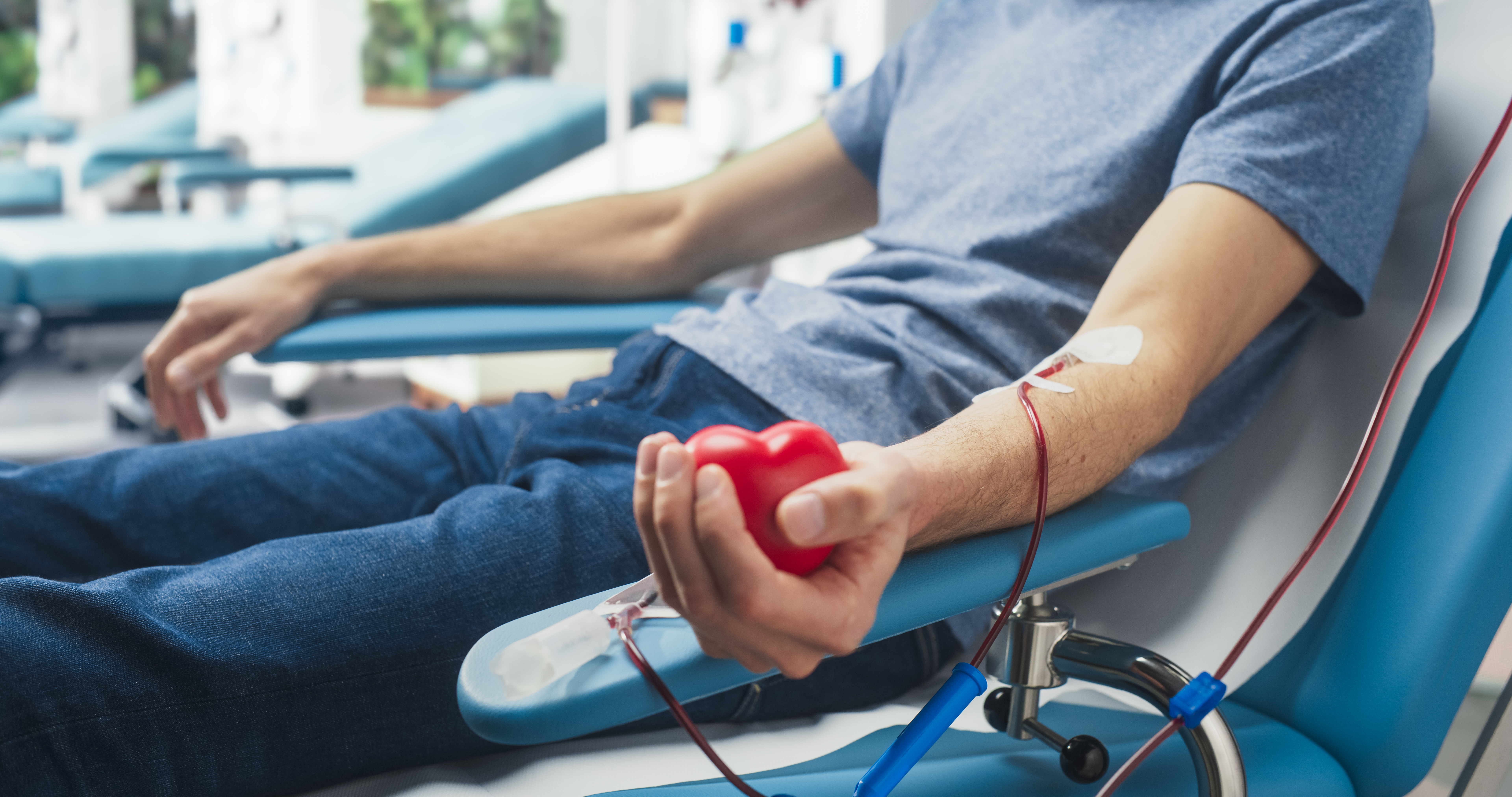 Beneficii pentru donatorii de sânge: Analize medicale gratuite și facilități la transportul public. Ce valoare au tichetele în 2025