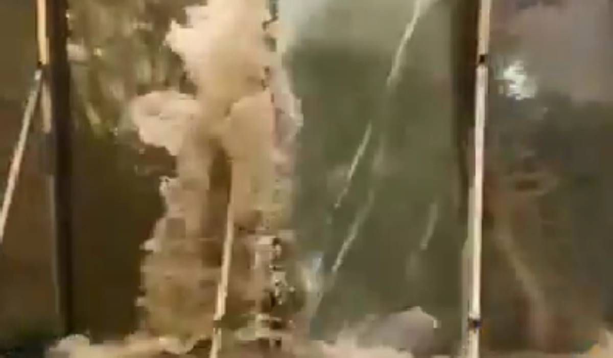 Momentul în care valurile taifunului Ragasa sparg ușile din sticlă ale unui hotel din Hong Kong