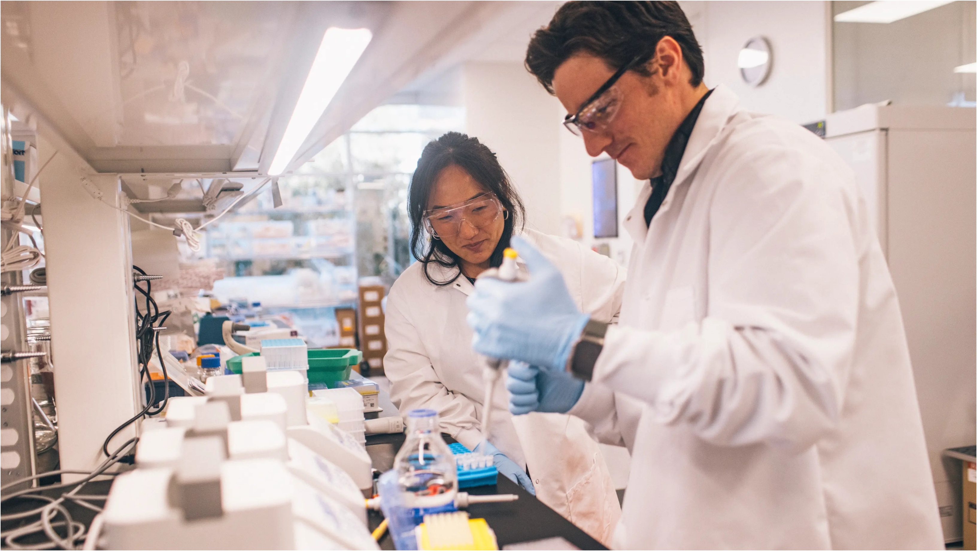 Companiile care investesc miliarde de dolari ca să ajute oamenii să trăiască peste 100 de ani. Ce metode de întinerire au dat rezultate