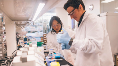 cercetători într-un laborator Altos Labs