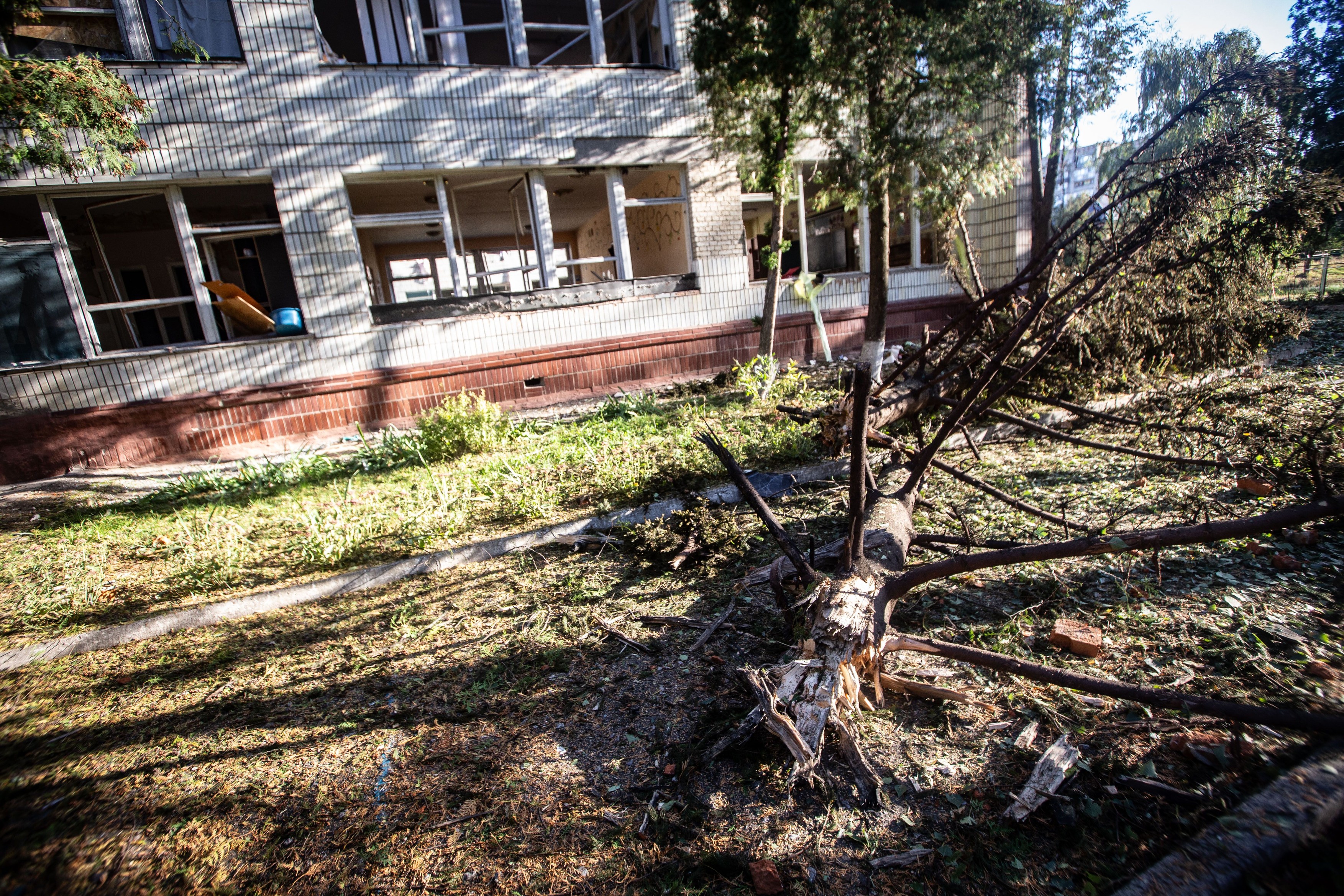 Școli în paragină, în Rusia: fără căldură, cu acoperișuri ce stau să cadă și găleți în loc de toalete. Toți banii merg către război