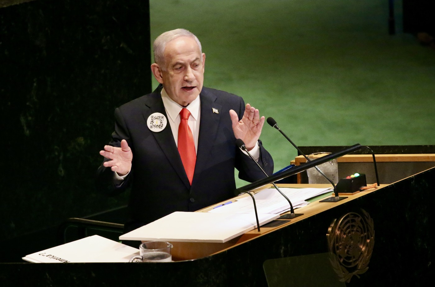 Netanyahu a susținut un discurs „istoric” la ONU, transmis prin megafoane, pentru a fi auzit de ostaticii din Gaza. QR code-ul lui Bibi