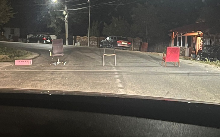 Gest inexplicabil în Prahova: un drum județean a fost blocat intenționat cu scaune. Poliția a dechis dosar penal