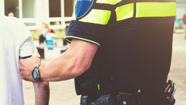 politist olandez tine un adolescent de brat