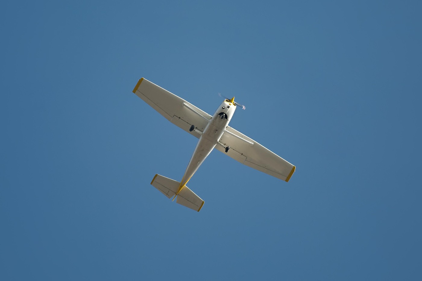 Accident aviatic la Iași: un avion s-a prăbușit într-o unitate militară. Pilotul, un consilier AUR, în stare gravă la spital