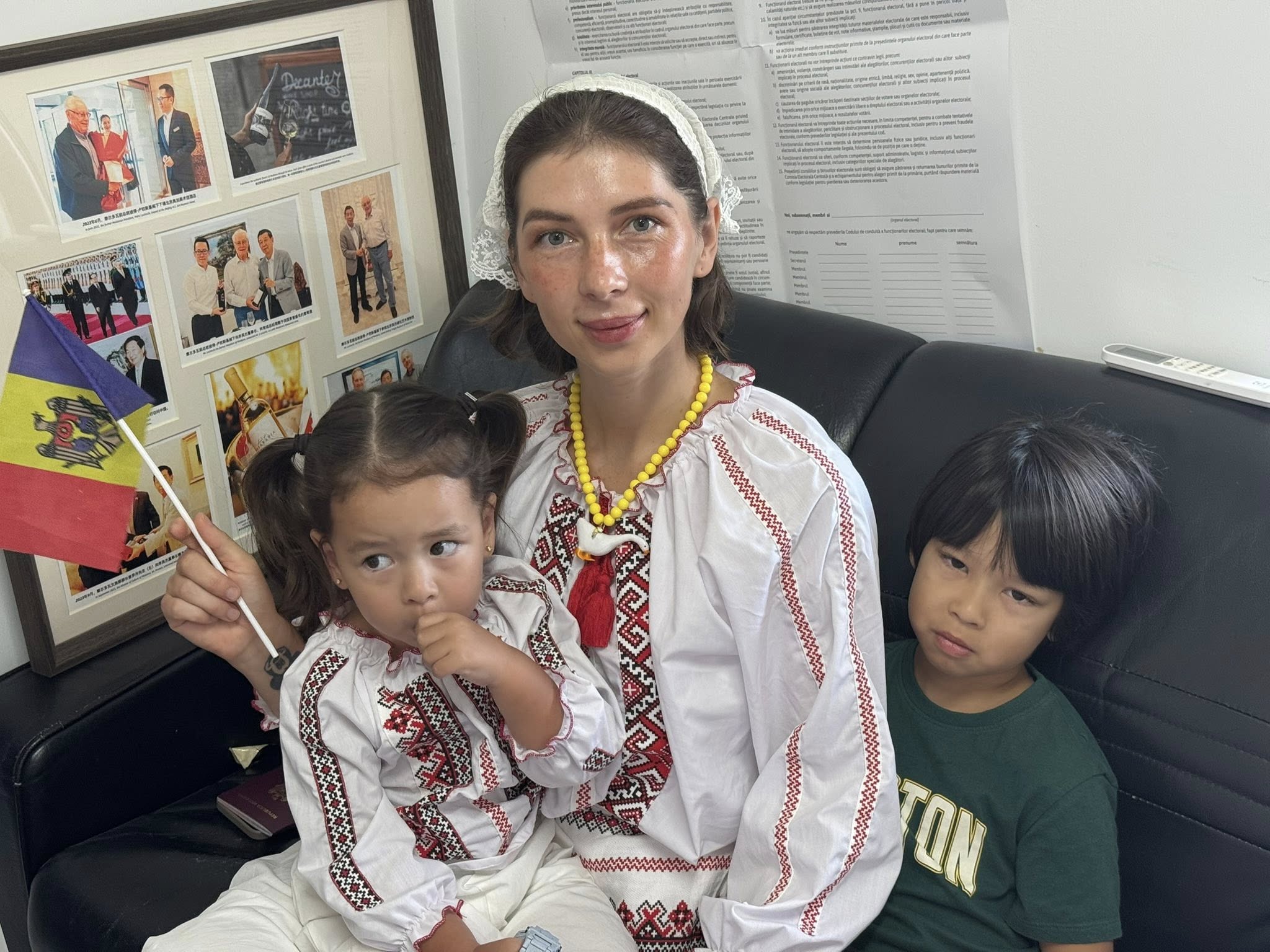 Alegeri Republica Moldova 2025. O moldoveancă a mers 1.400 de kilometri, împreună cu doi copii, pentru a vota la Beijing