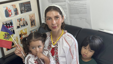 femei din Rep moldova cu doi copii in brate, a mers la vot la ambasada chinei