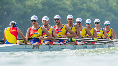 echipa romaniei de canotaj 8+1 mixt in barca