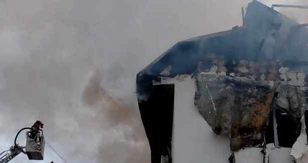 Incendiu de amploare la un hotel din Prahova. Două persoane sunt dispărute