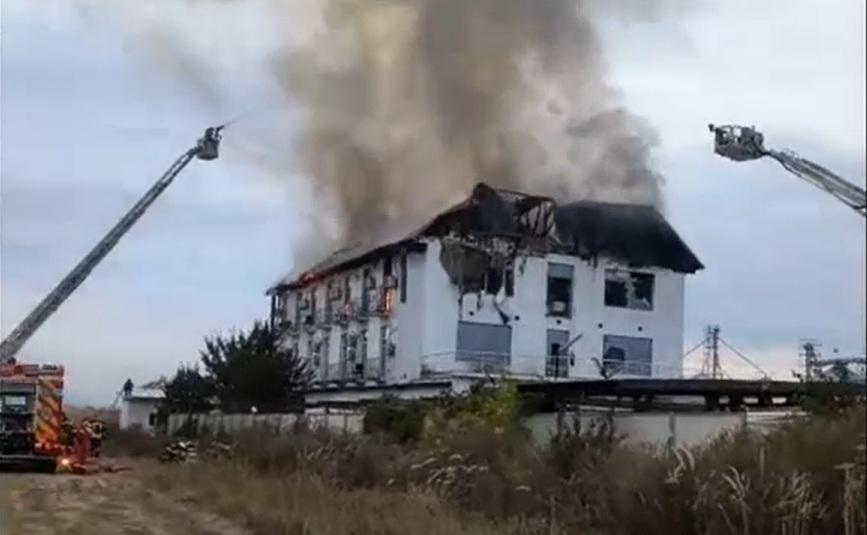 Incendiu de amploare la un hotel din Prahova închis de ISU. Două tinere care lucrau în hotel au murit