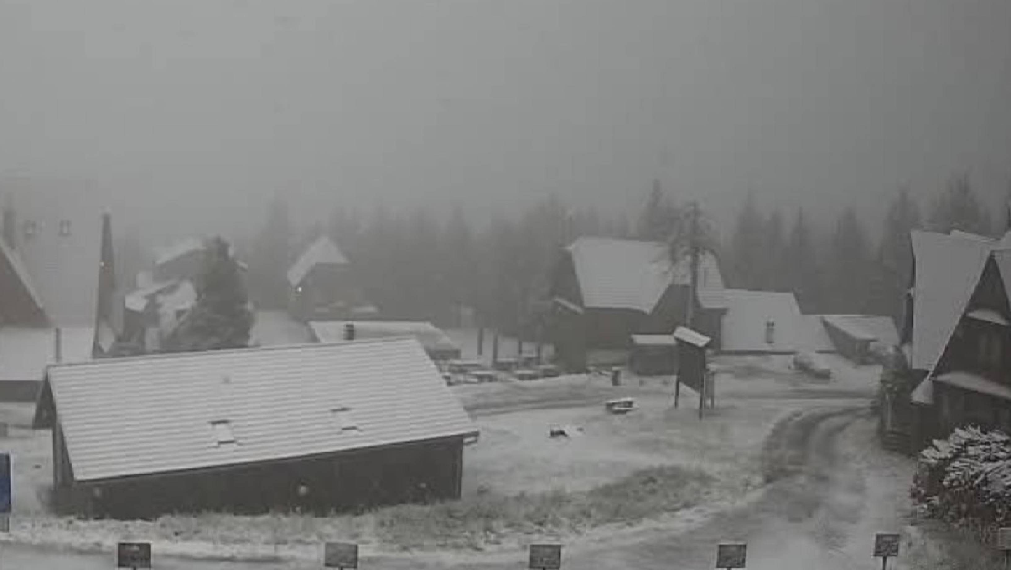 A nins la munte. Imagini cu peisaje de iarnă în plină toamnă, în România