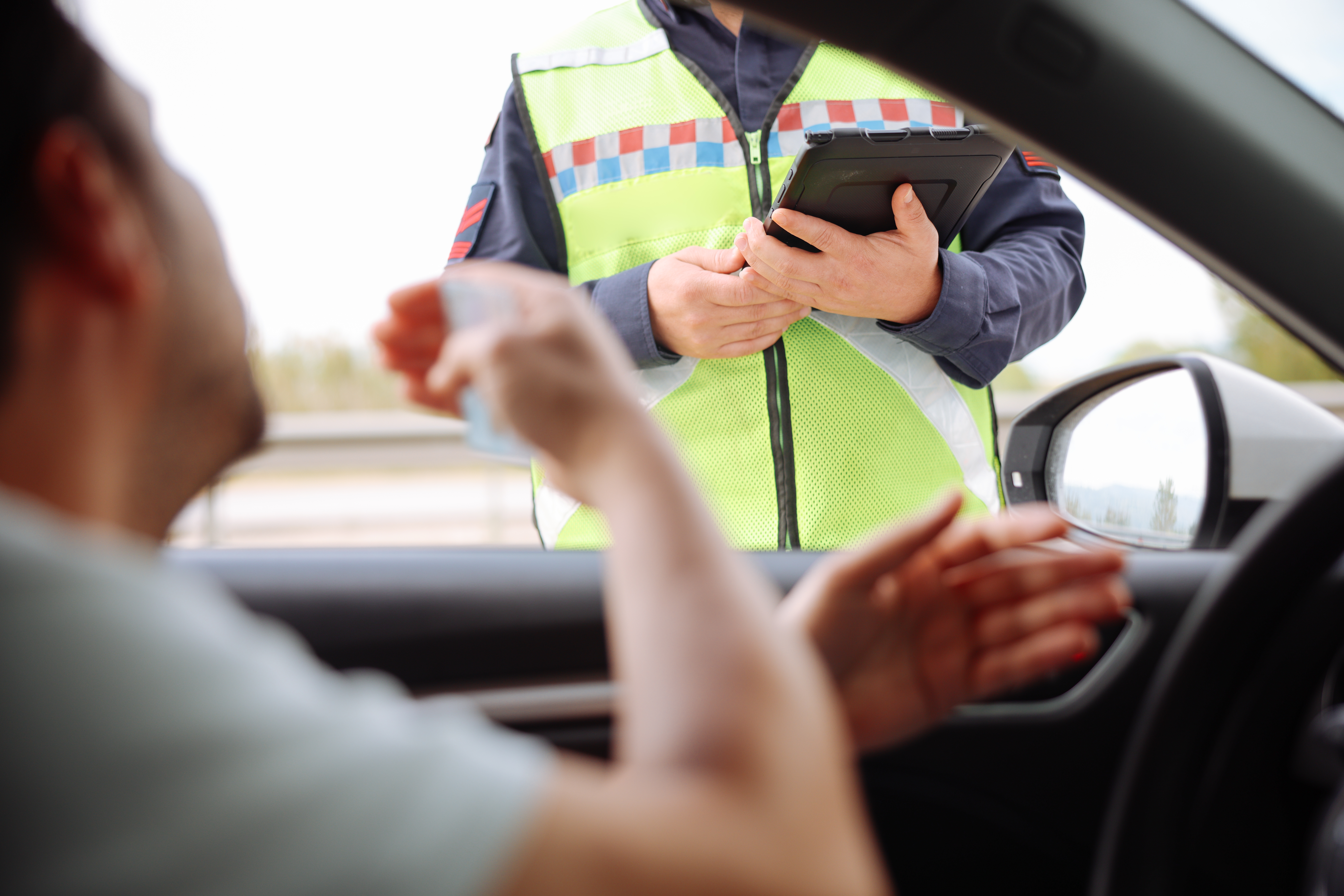 Când sunt obligatorii cauciucurile de iarnă. Șoferii riscă amenzi și reținerea certificatului de înmatriculare dacă nu le montează