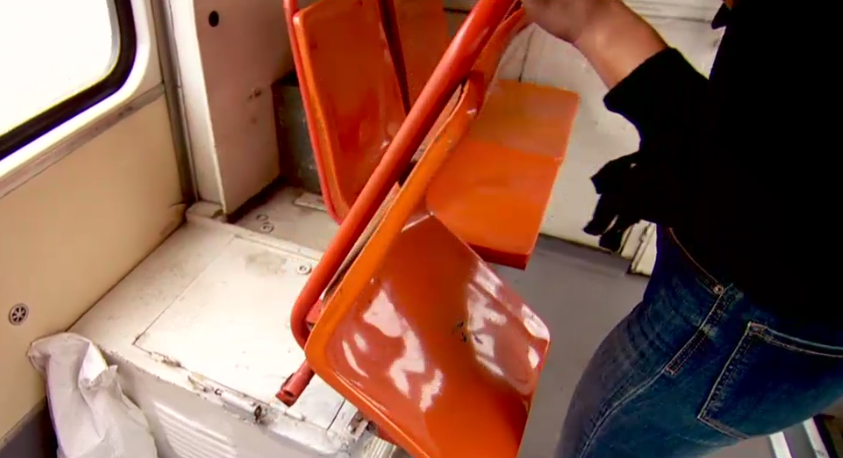 Mizerie și mijloace de transport distruse, dar Primăria cumpără uniforme noi pentru controlorii STB: „Meritați un transport civilizat”