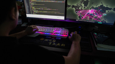 hacker chinez lucrează la calculator