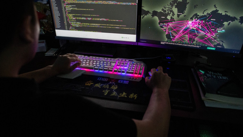 hacker chinez lucrează la calculator