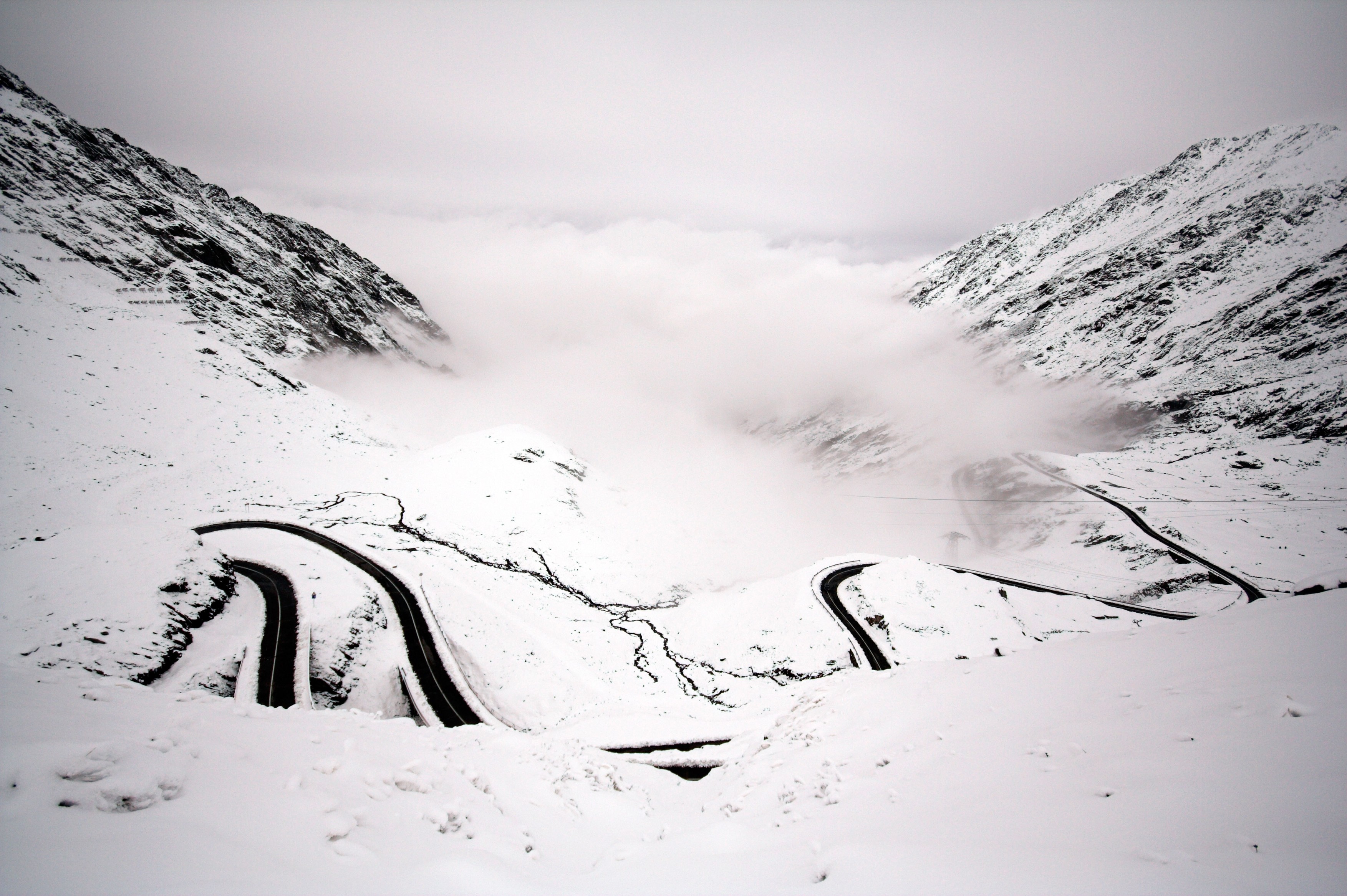 Circulația pe Transfăgărășan a fost închisă temporar. Strat de zăpadă de 30 cm