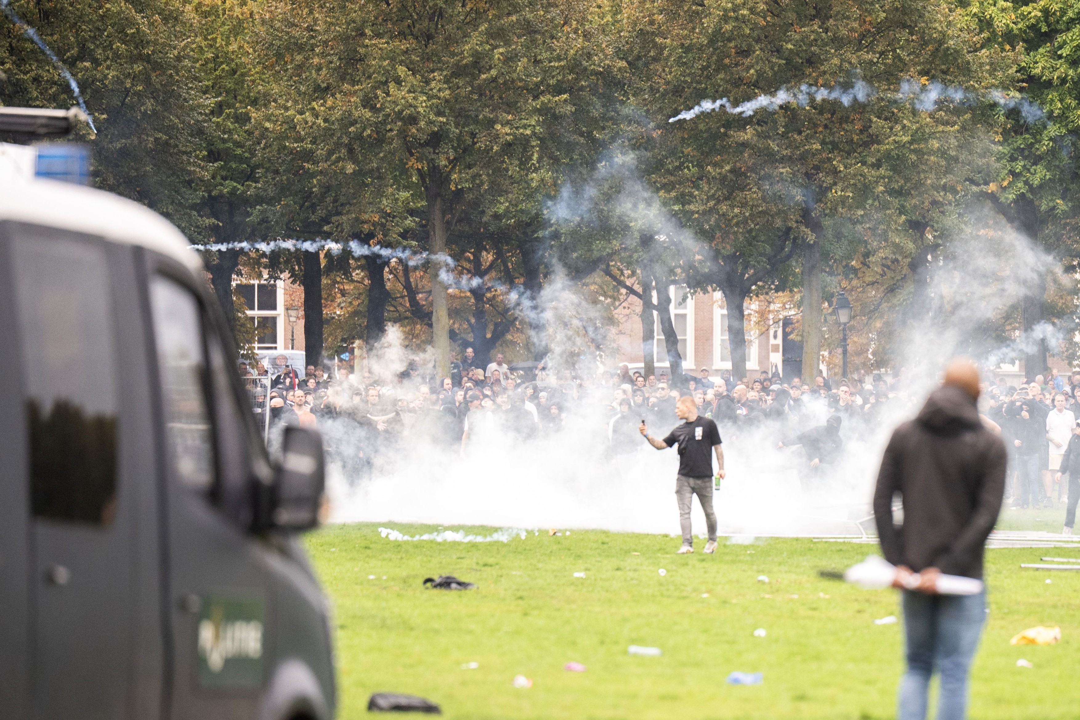 Violențe la o manifestație anti-imigrație, la Haga. Protestatarii au aruncat cu pietre și incendiat mașini. Ripostă a jandarmilor
