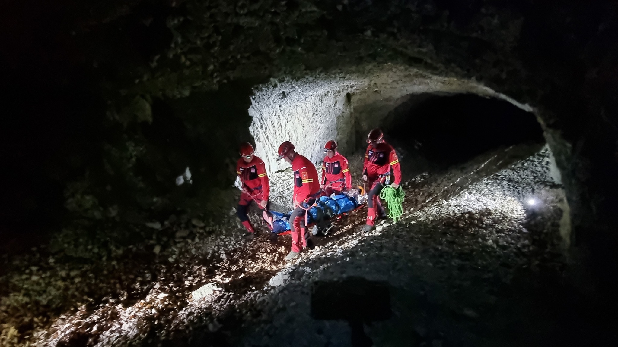 O persoană a fost găsită decedată pe munte. Salvamontiștii români au transportat alte 4 la spital