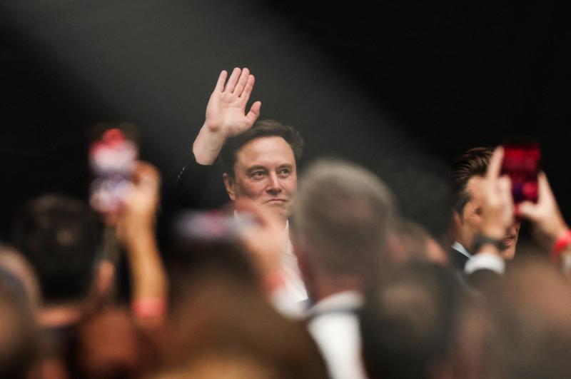 Elon Musk, salutând mulțimea. Foto: Profimedia