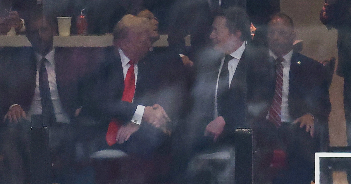 Trump și Musk se reconciliază la memorialul lui Charlie Kirk