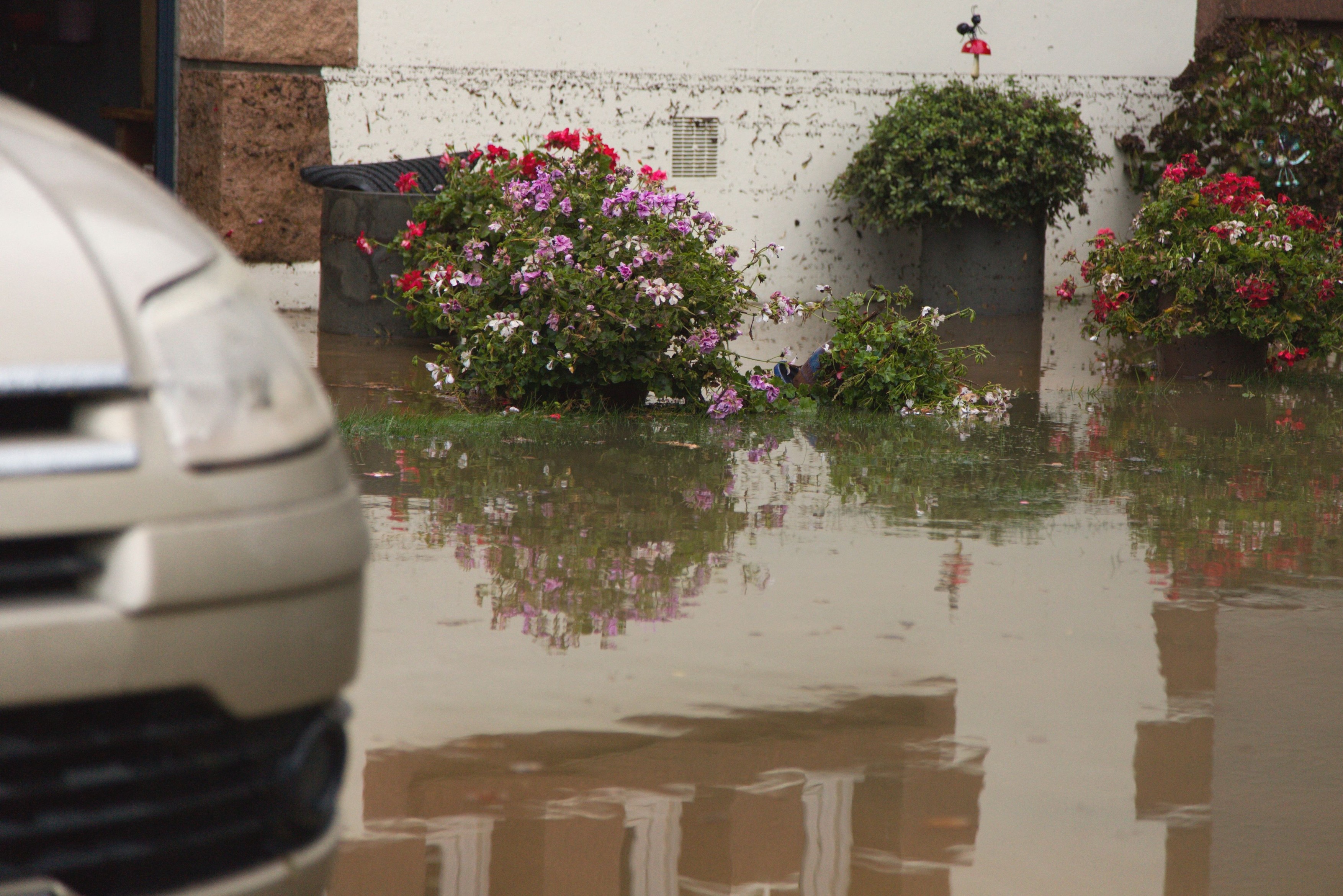 Sud-estul Franței, lovit de ploi puternice: trafic feroviar perturbat, străzi inundate. În Catalonia un om a murit, zboruri afectate