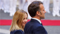 Giorgia Meloni se uită la Emmanuel Macron