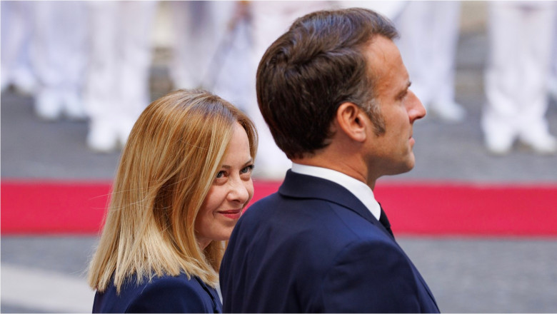 Giorgia Meloni se uită la Emmanuel Macron