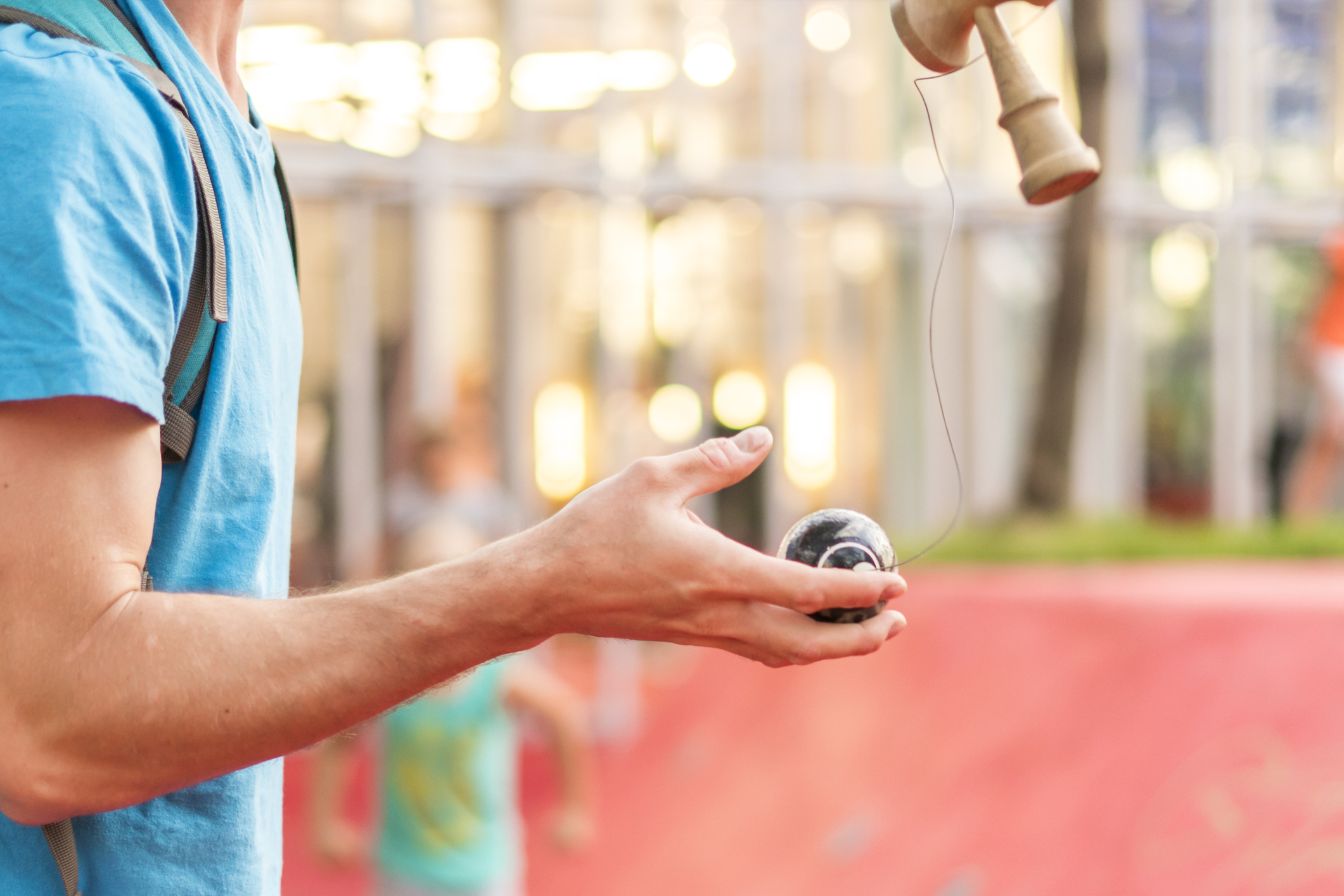 Jocul-fenomen care îi face pe copii să uite de gadgeturi. Unele școli l-au interzis, însă. Profesor: „Le dezvoltă gândirea și atenția”