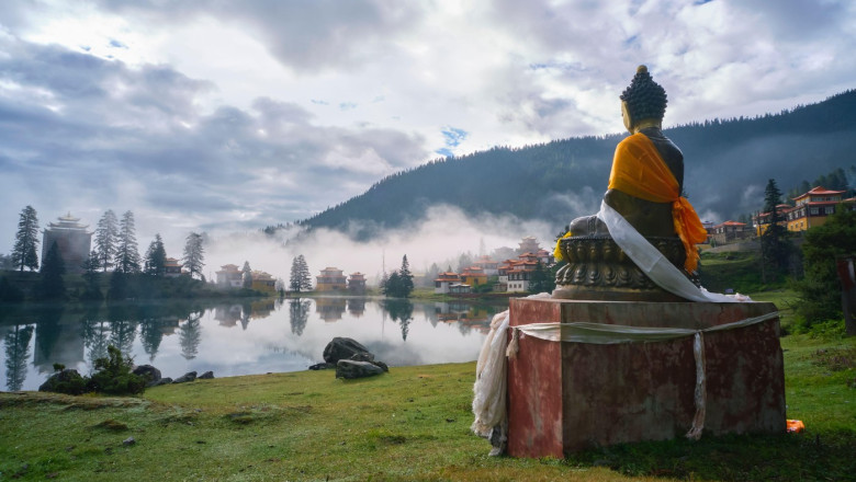 statuie cu Buddha lângă un lac din Tibet